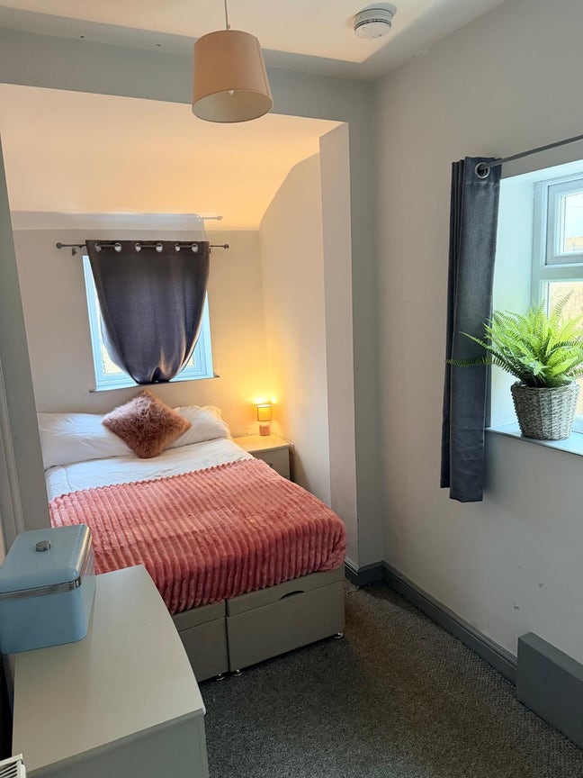  Lovely En Suite Rooms in Popular Location  Main Photo