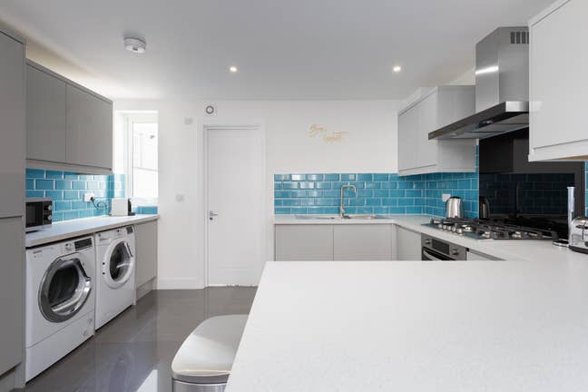 Room in a 5-Bedroom Professional House Share |  Main Photo