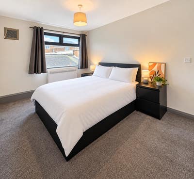 Modern Single & Double Rooms for Professionals Main Photo