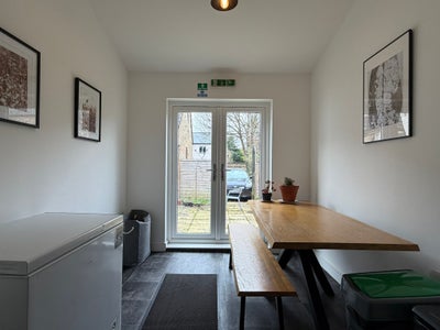 A well-presented, furnished double room in HMO Main Photo