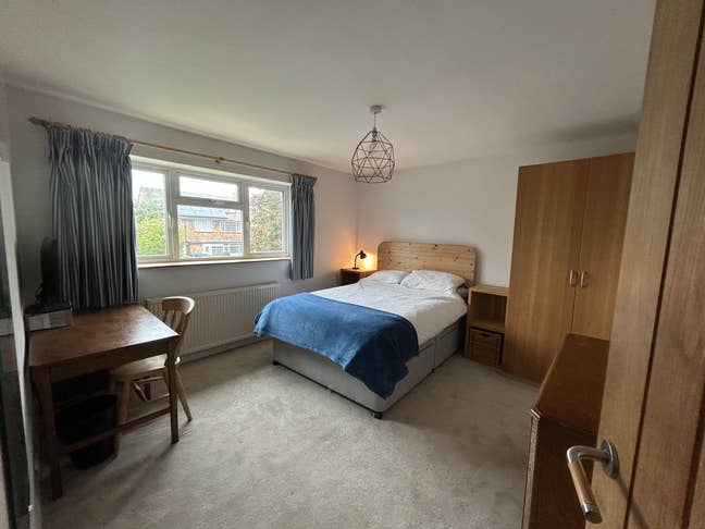 Spacious Double Room in Family Home Main Photo