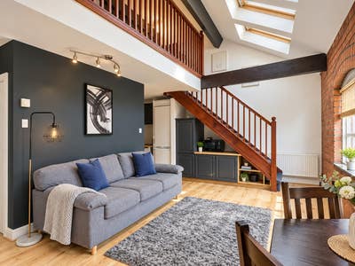 Victoria Quays Charming Loft Apartment Main Photo