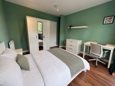 Ensuite fully furnished and a double with Balcony Main Photo