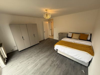 Spacious 6-Bedroom House in Cherbury I Bills Inclu Main Photo