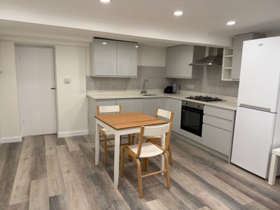 Beautiful basement flat/High St Kensington Main Photo