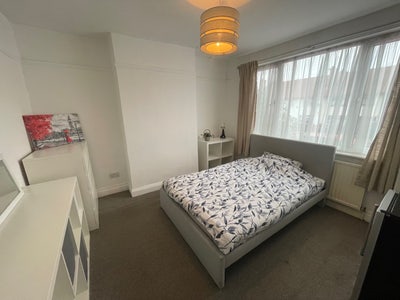 Spacious double room in NW2  Main Photo