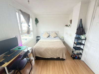 1 Double Bedroom Available Main Photo