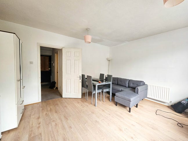 2 Bedroom walking distance Waterloo Main Photo