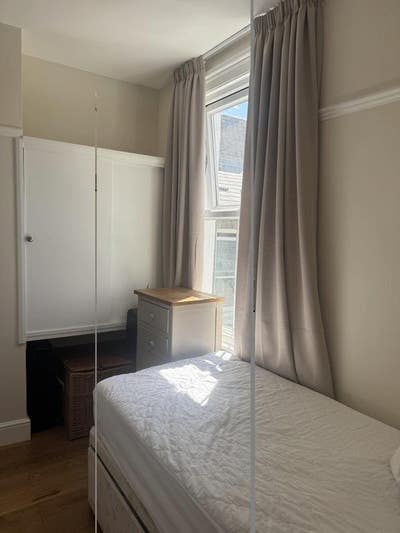 Bright single room in Queens Park Main Photo