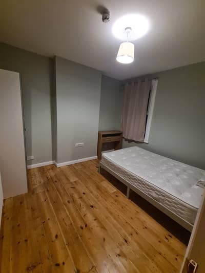 Large Room 5 minutes from Norwood Junction Station Main Photo