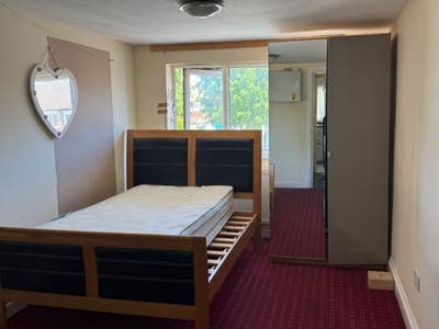 🏡 Large Ensuite Double Room to Rent –  CR4 Main Photo
