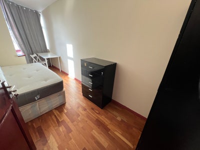 Lovely Single Room | 8 Mins Walk to Jubilee Line Main Photo