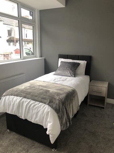 Lovely Single room with en-suite in friendly house Main Photo