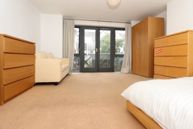 🏡 Two Double Rooms | Couples & Singles | Zone 2 Main Photo