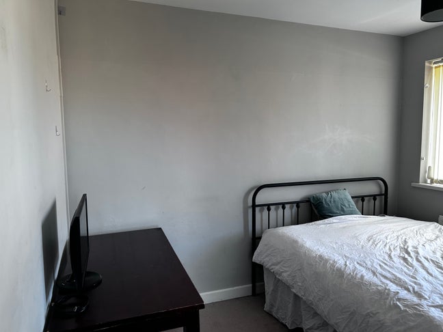 House Share, room with King bed and desk Main Photo