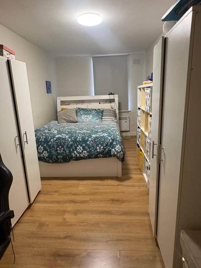 Room with king sized bed ear archway Main Photo