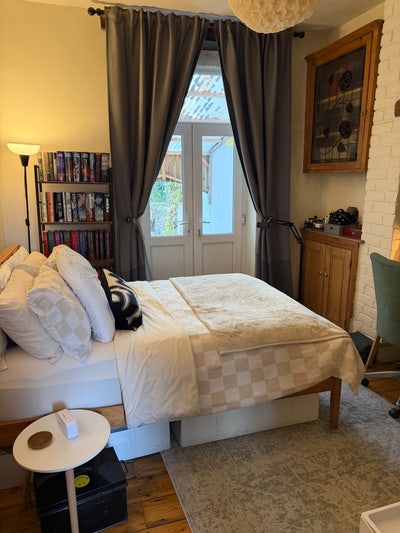Double bedroom in 3 bed house of professionals Main Photo