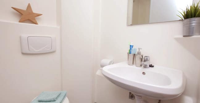 Tenancy Takeover: Ensuite at the Plaza Leeds Main Photo