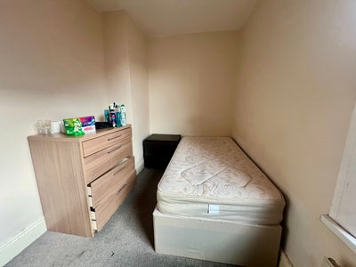 One bedroom in a shared house  Main Photo
