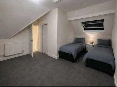 Room in sharing Main Photo