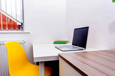 Homely furnished double room with working space! Main Photo