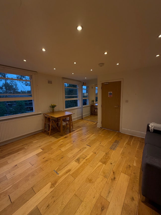 2 rooms in available in top floor Town house flat  Main Photo