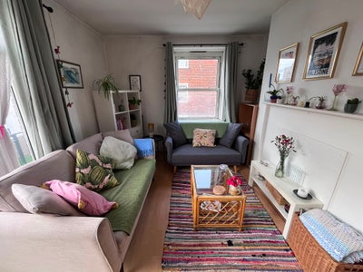 Room in a calm, cosy 2-bed in East London Main Photo