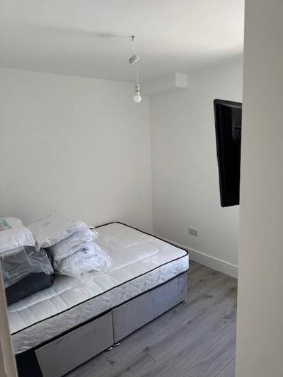 One room available in quiet location close to town Main Photo