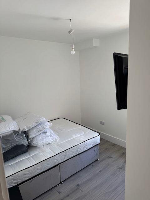 One room available in quiet location close to town Main Photo