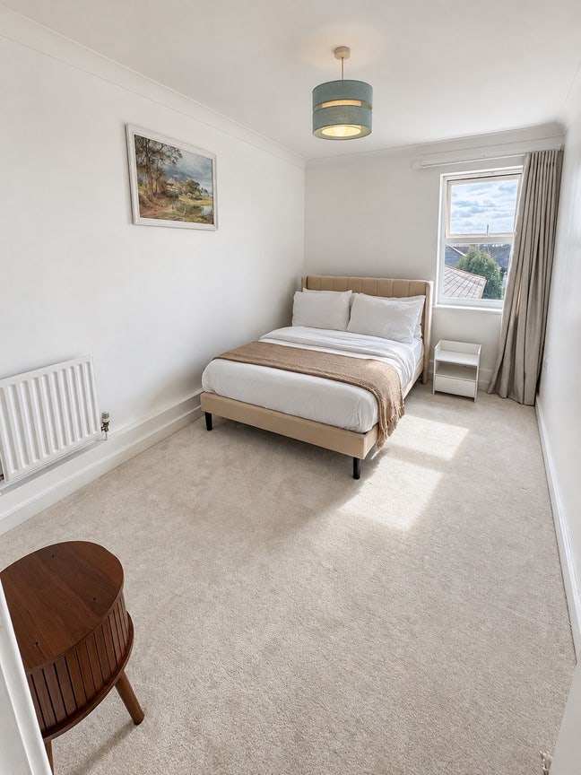 Large Double Room- 20 minutes direct to London  Main Photo