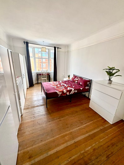 Bright master bedroom in 3B flat  Main Photo