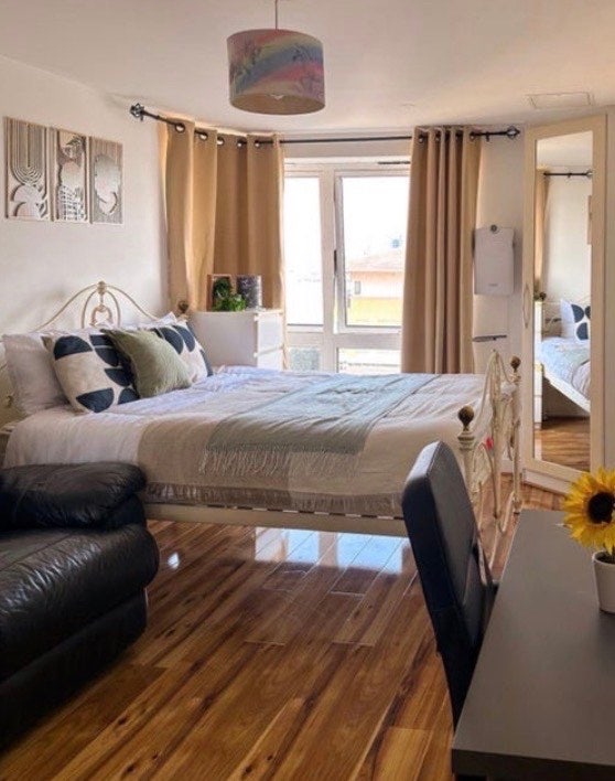 Double Room Available - Thames View Main Photo