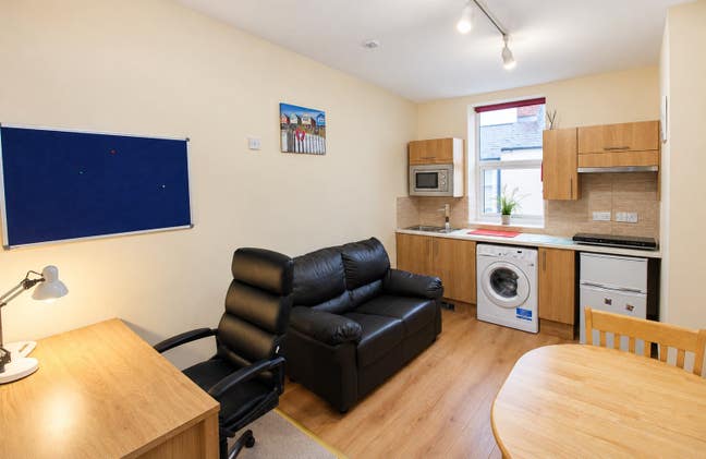 👀 1 bedroom flat, 5 minutes from train station Main Photo