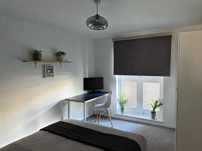 Bright Furnished Double Room | Friendly Home Main Photo