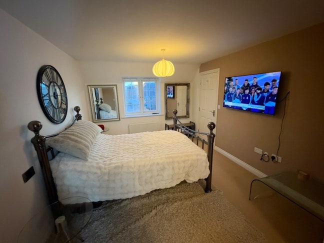 En-suite & Dress Room. Next to Pride Park (DE24) Main Photo
