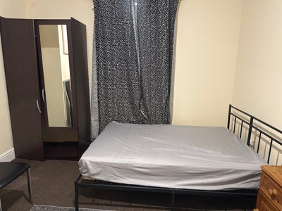 A very neat and clean double room available  Main Photo