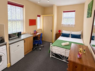 Double Occupancy studio - 5 mins to train station Main Photo