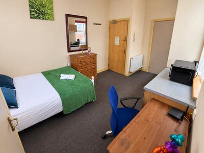 Double Occupancy studio - 5 mins to train station Main Photo