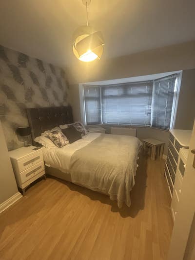 Modern double bed room in friendly home  Main Photo