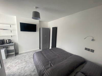 Well Presented En-suite Room Heath Main Photo
