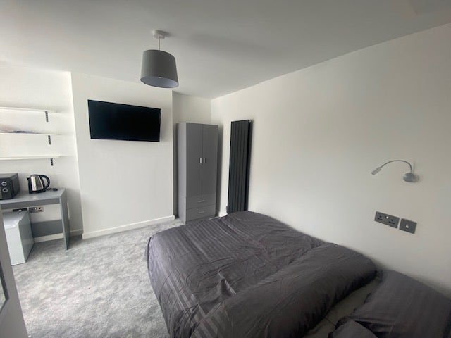 Well Presented En-suite Room Heath Main Photo