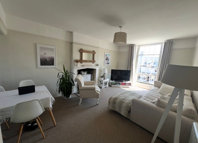En suite bedroom in 3 bed flat share Main Photo