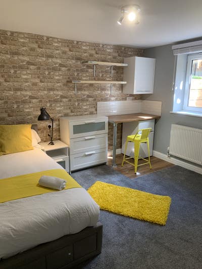 Newly Refurbished  - 2 Mins Walk to Town Centre Main Photo
