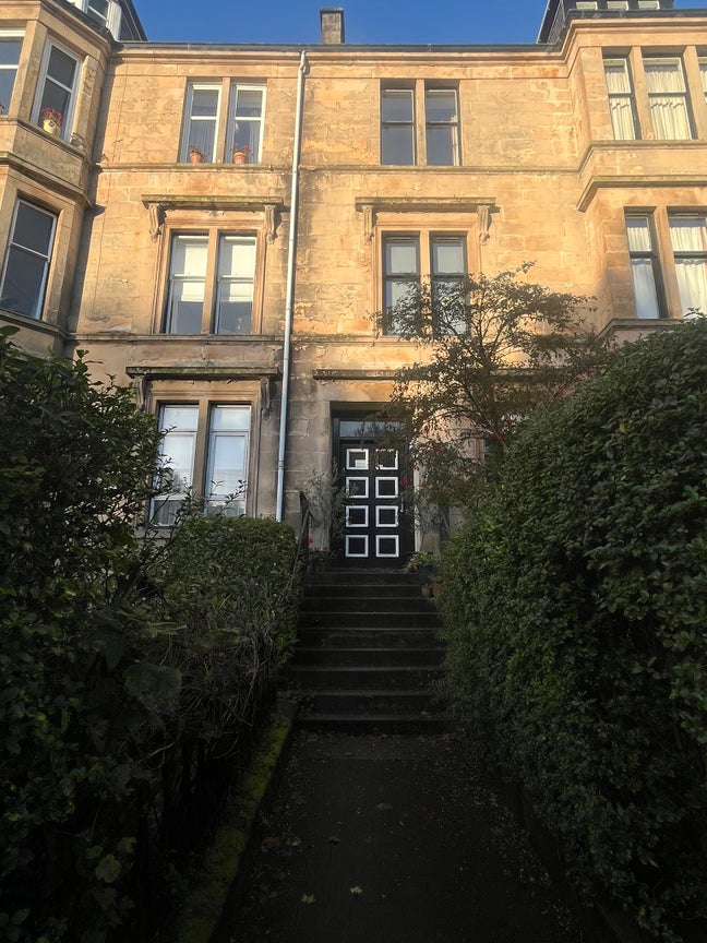 Bright room on quiet street in Partick Main Photo