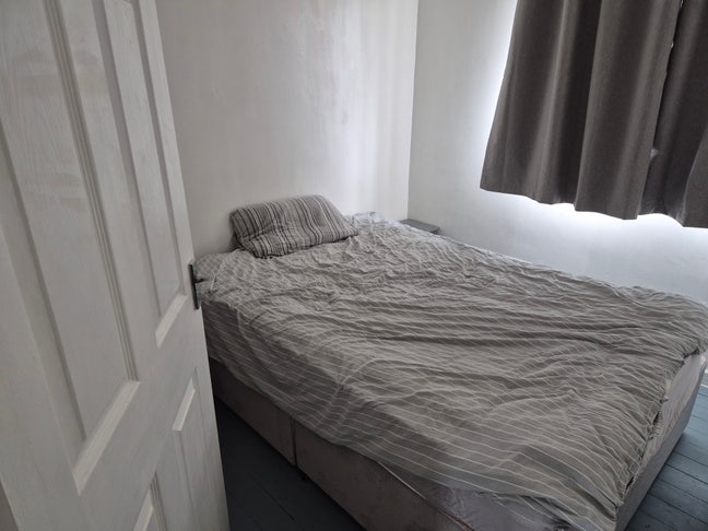 Spacious room in large flat! Main Photo