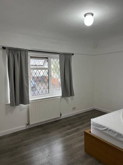 Double room in clean & quiet home - Bills included Main Photo