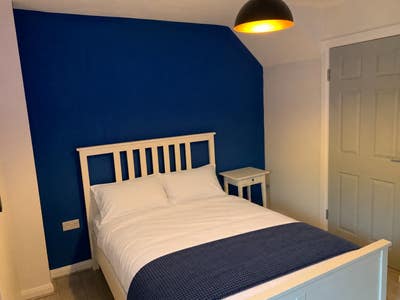 One Beautiful Double Room Available - Broadfield Main Photo