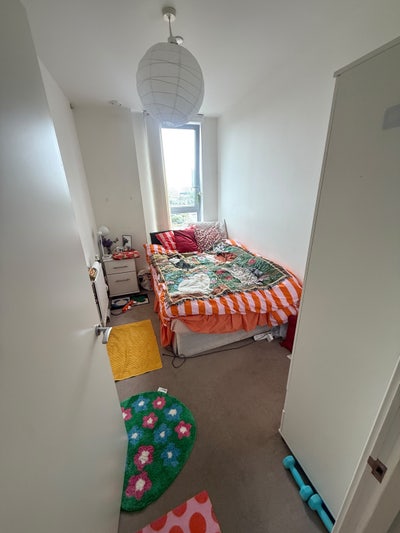 Stratford 12th floor modern flat Main Photo