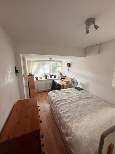 Bright double room with private bathroom & parking Main Photo