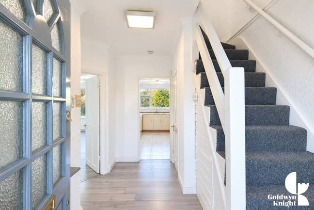 Gorgeous 3 Bed House - Massive Garden - RM3 Main Photo